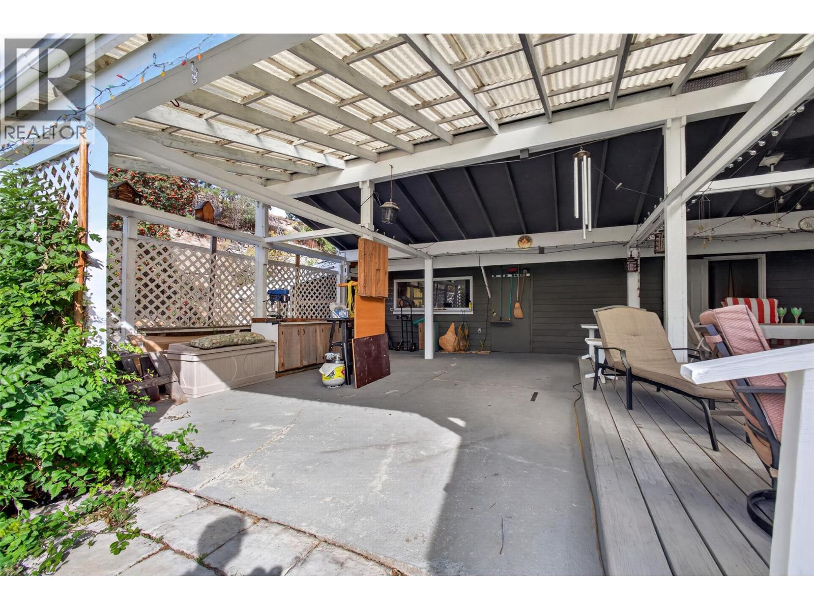  8008 Victoria Road, Summerland