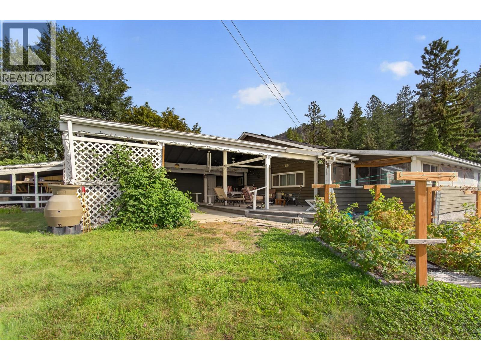  8008 Victoria Road, Summerland