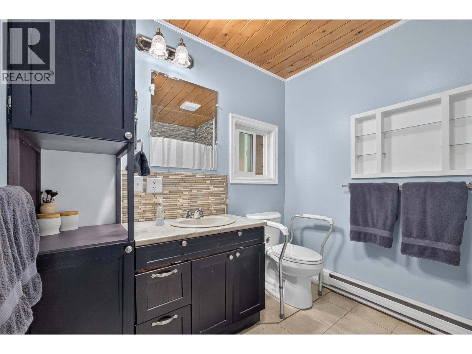  8008 Victoria Road, Summerland