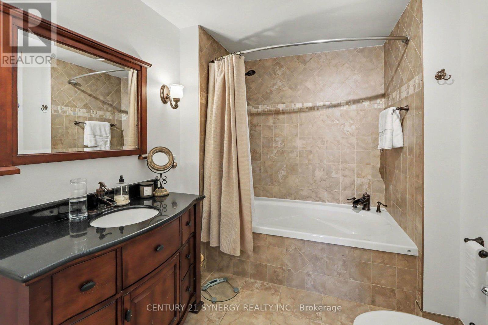 2452 COLONIAL ROAD photo 16