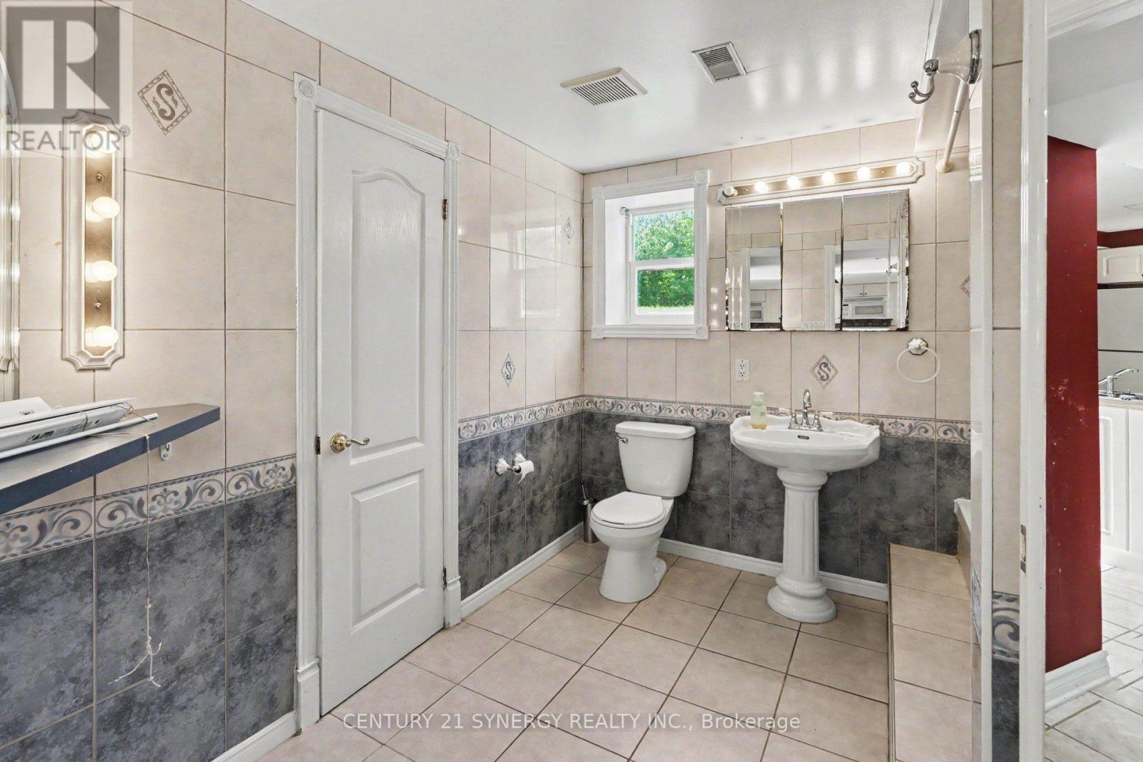 2452 COLONIAL ROAD photo 30