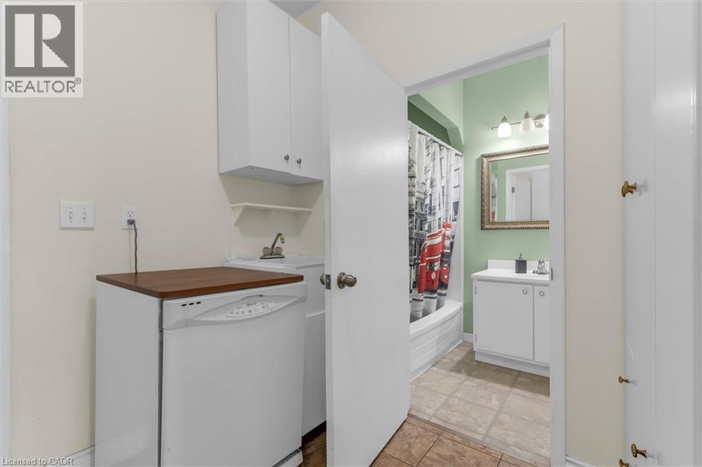 157 MACAULAY Street E - 11