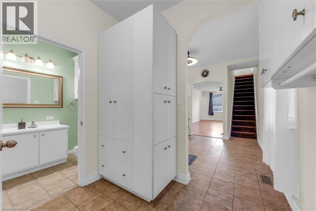 157 MACAULAY Street E - 13