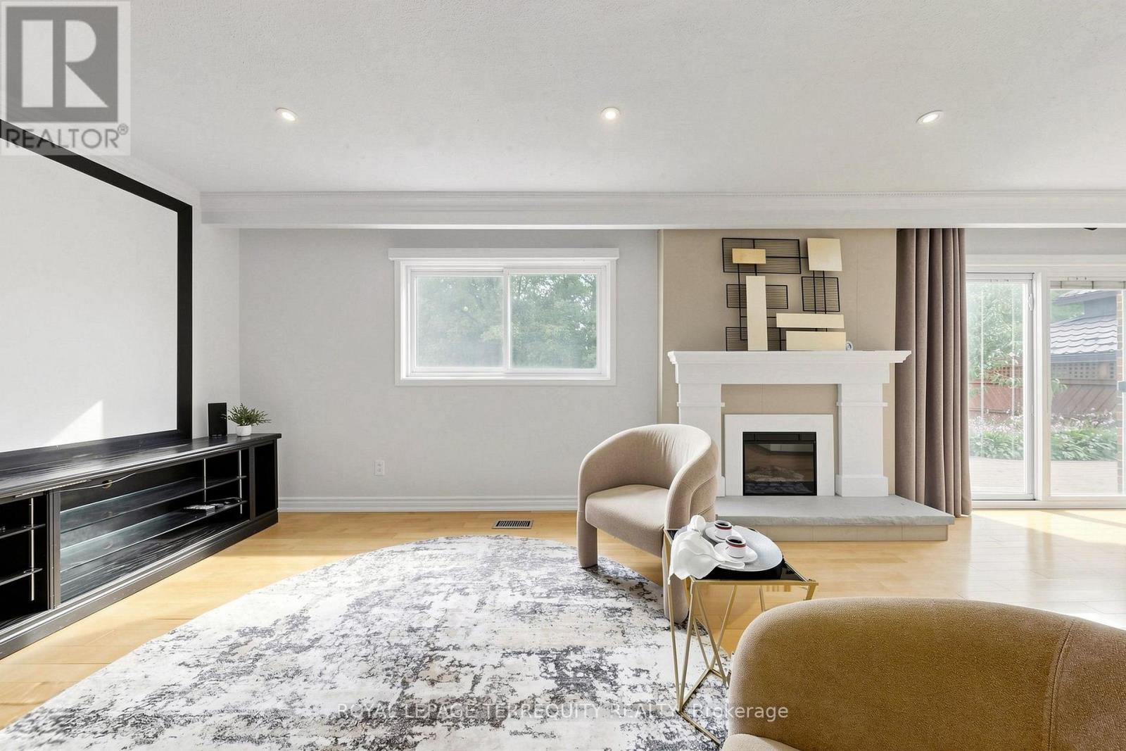 6 FULWELL CRESCENT - 37