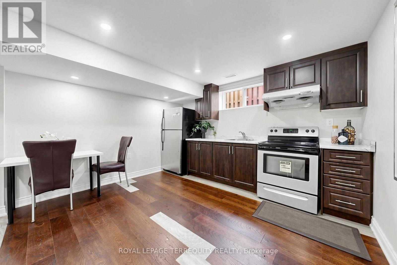 6 FULWELL CRESCENT - 40