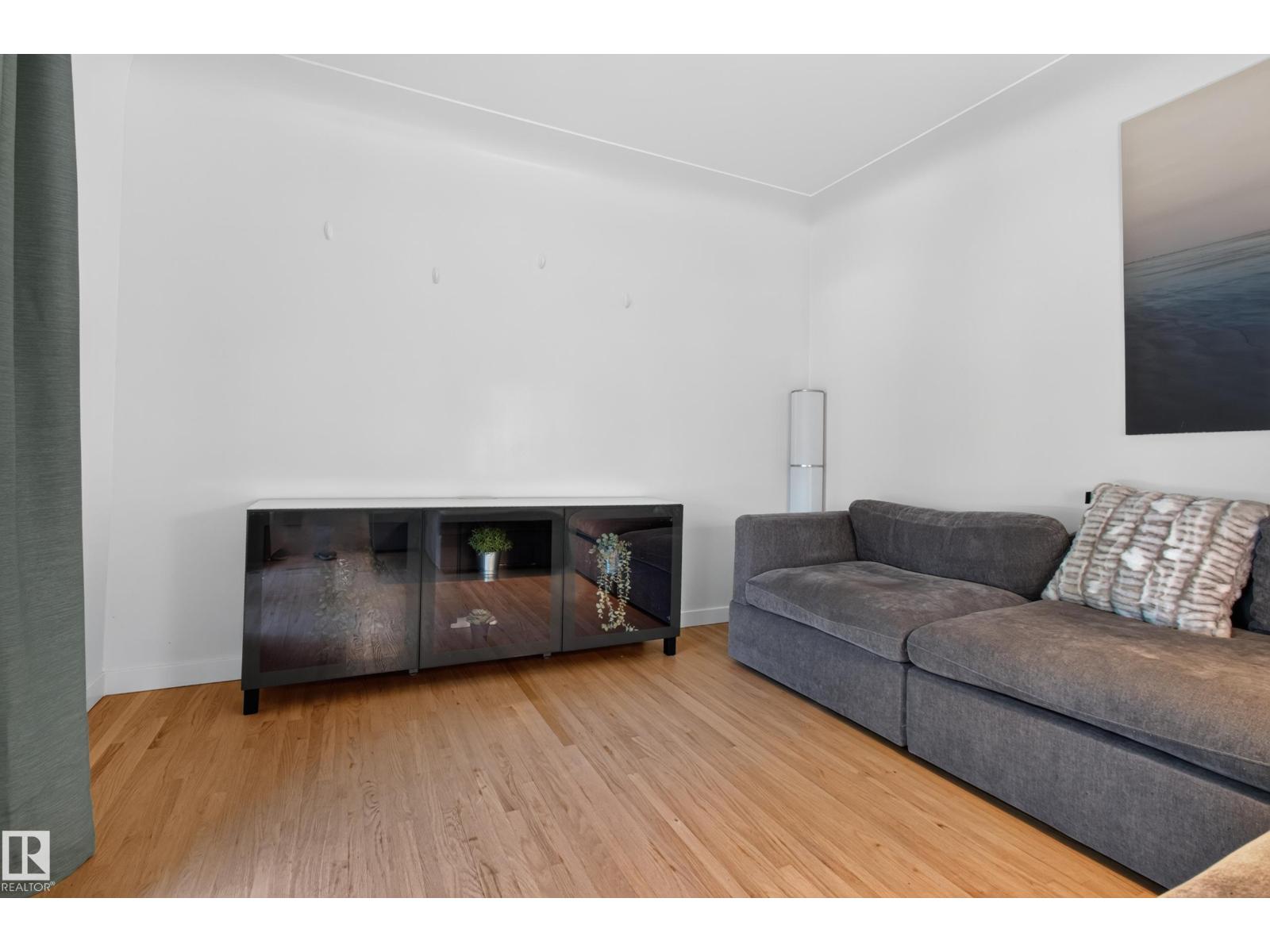 6807 112A ST NW - 10