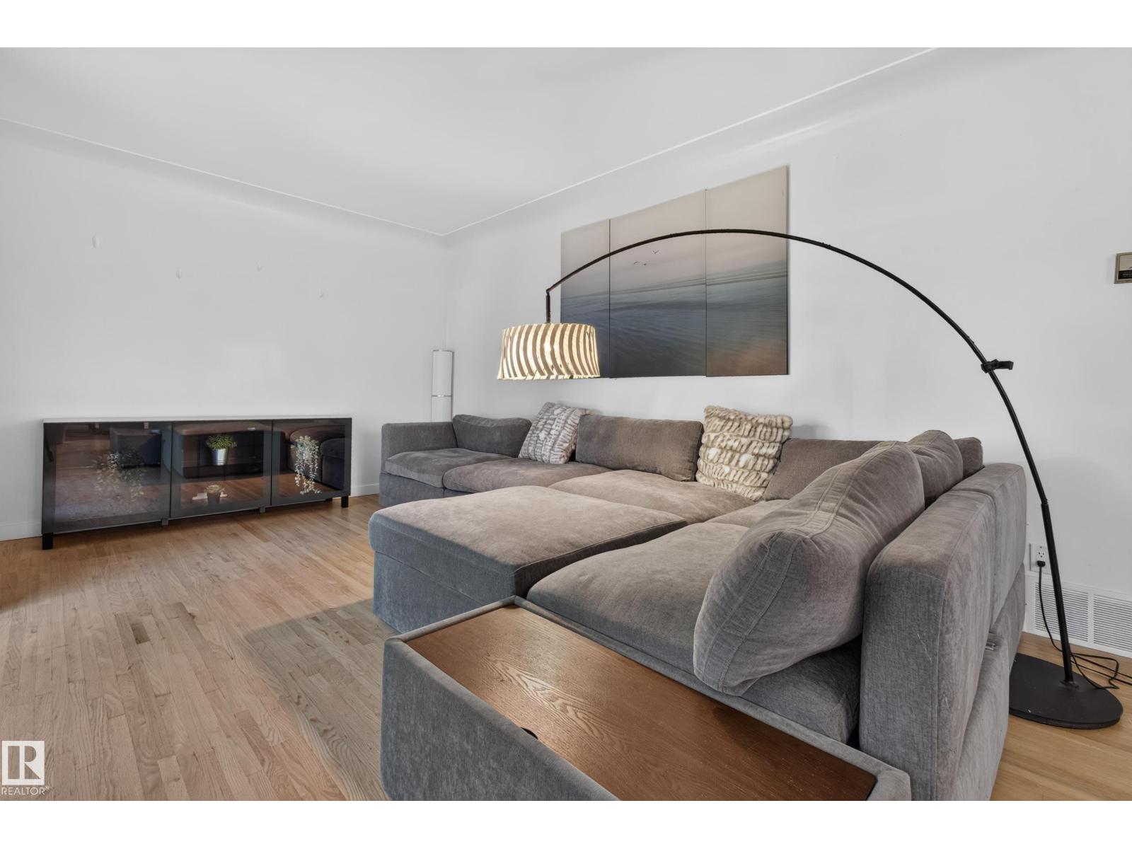 6807 112A ST NW - 9
