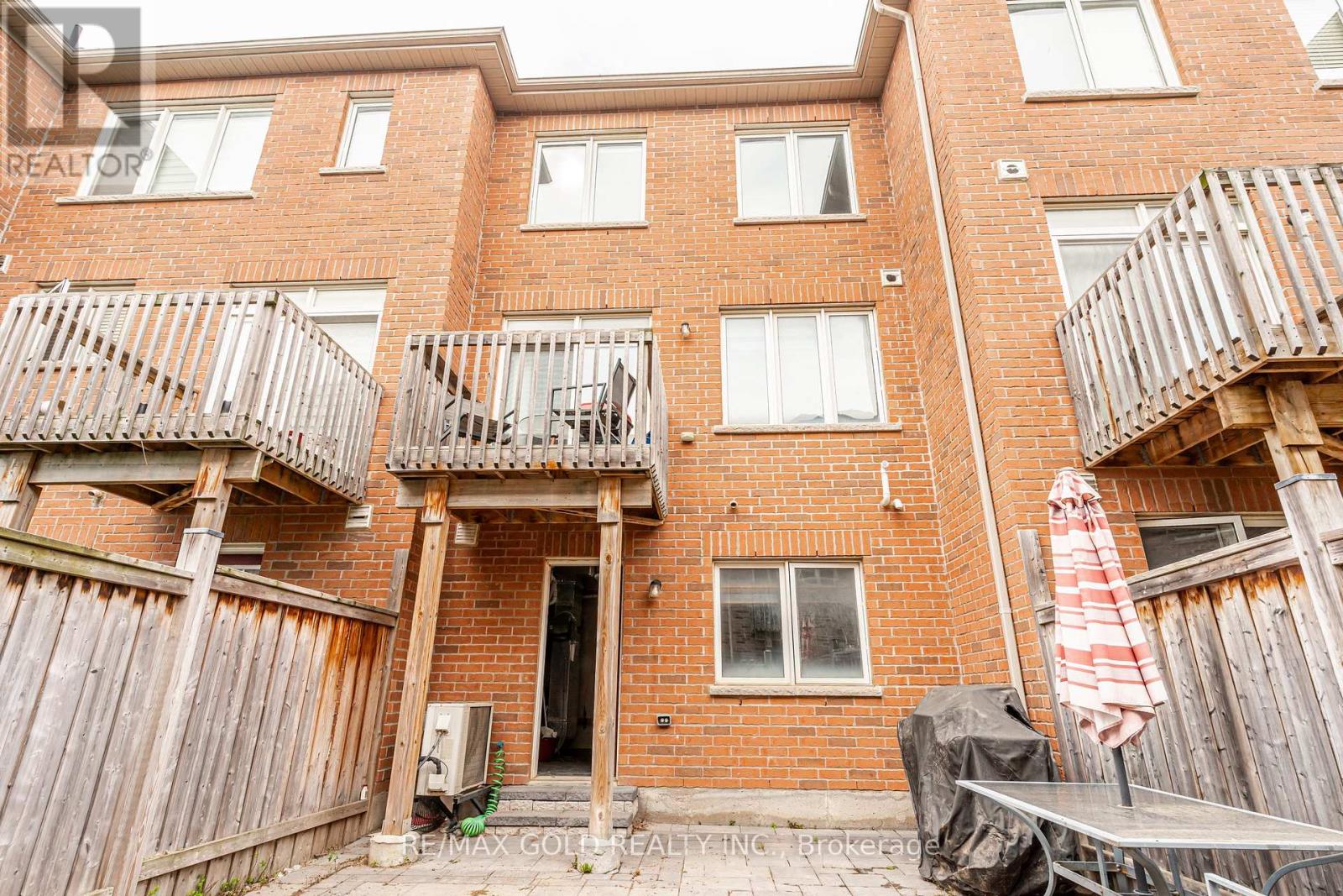32 ROCKMAN CRESCENT - 26