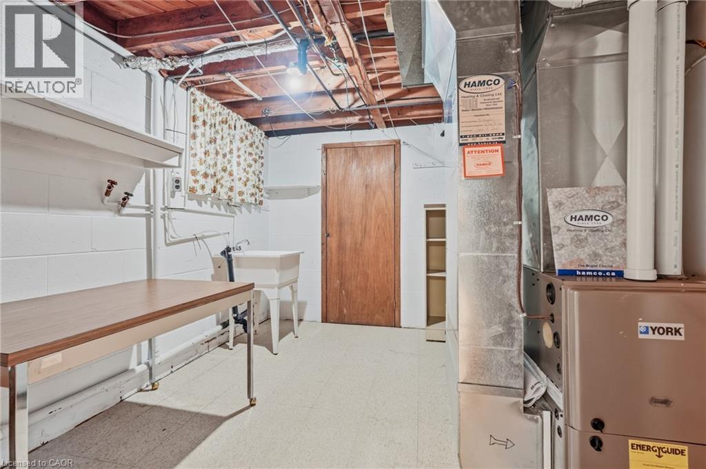 137 PICTON Street E - 21