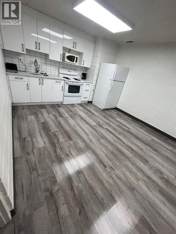 431 53 Avenue SW - 16