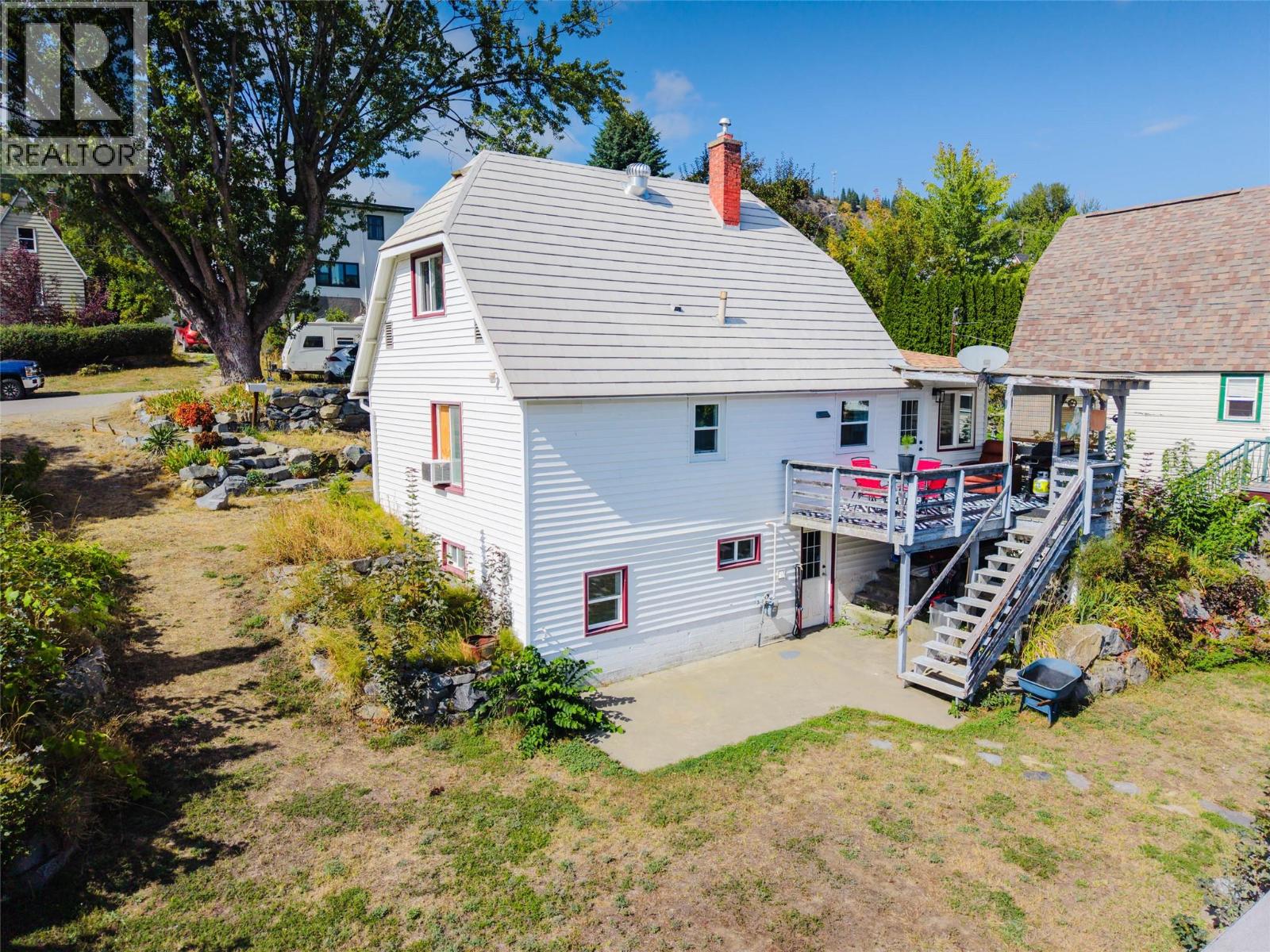 660 Dickens Street, Warfield