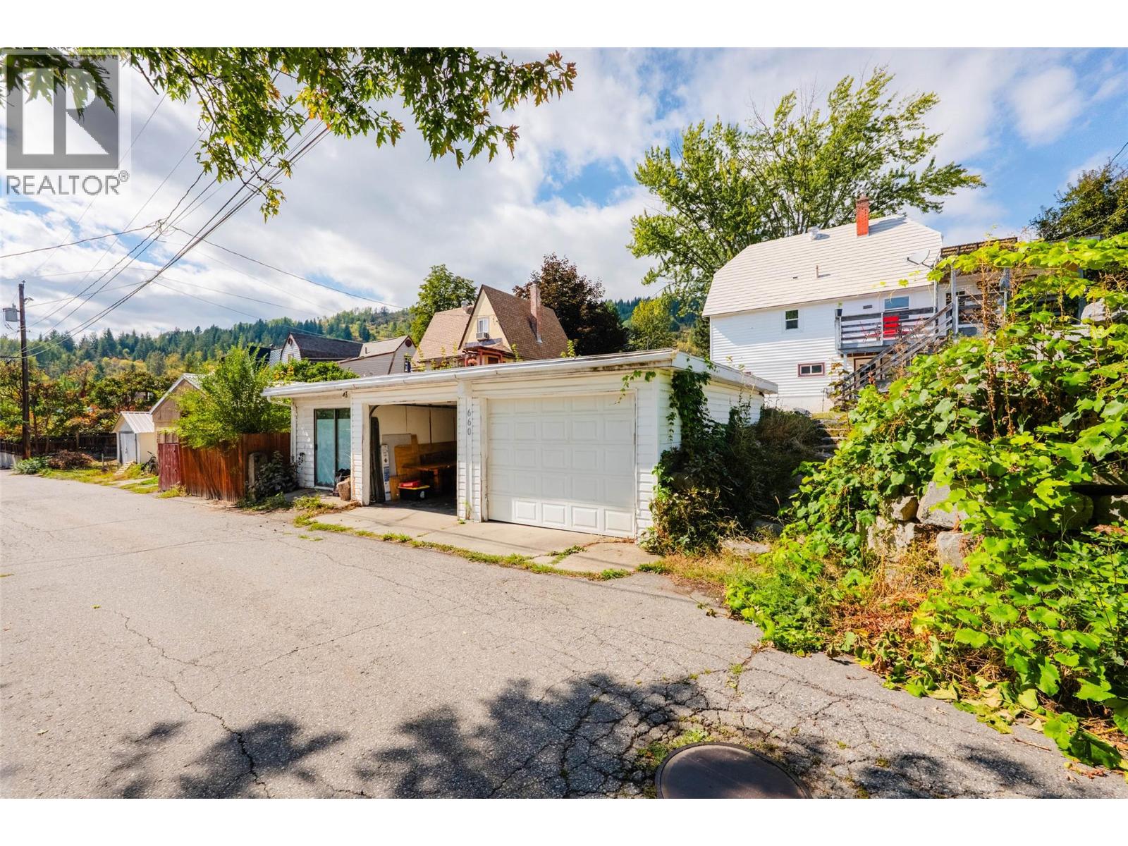 660 Dickens Street, Warfield