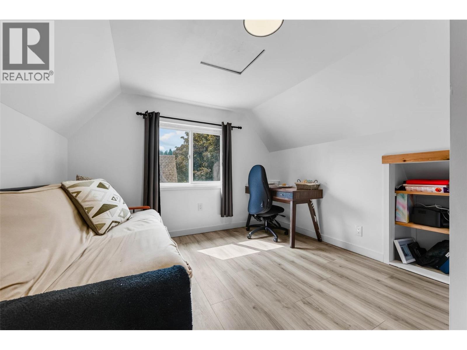 660 Dickens Street, Warfield