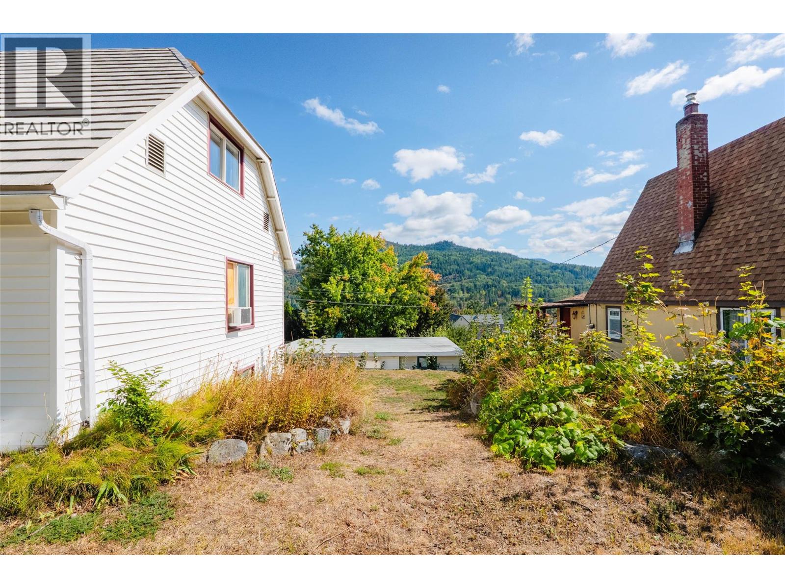 660 Dickens Street, Warfield