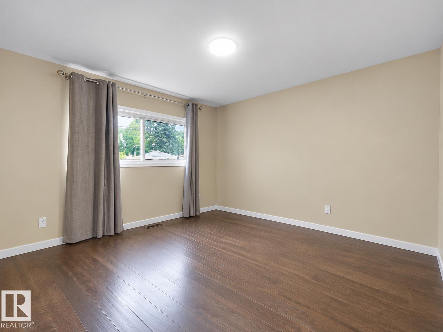 12002 48 ST NW - Image 16