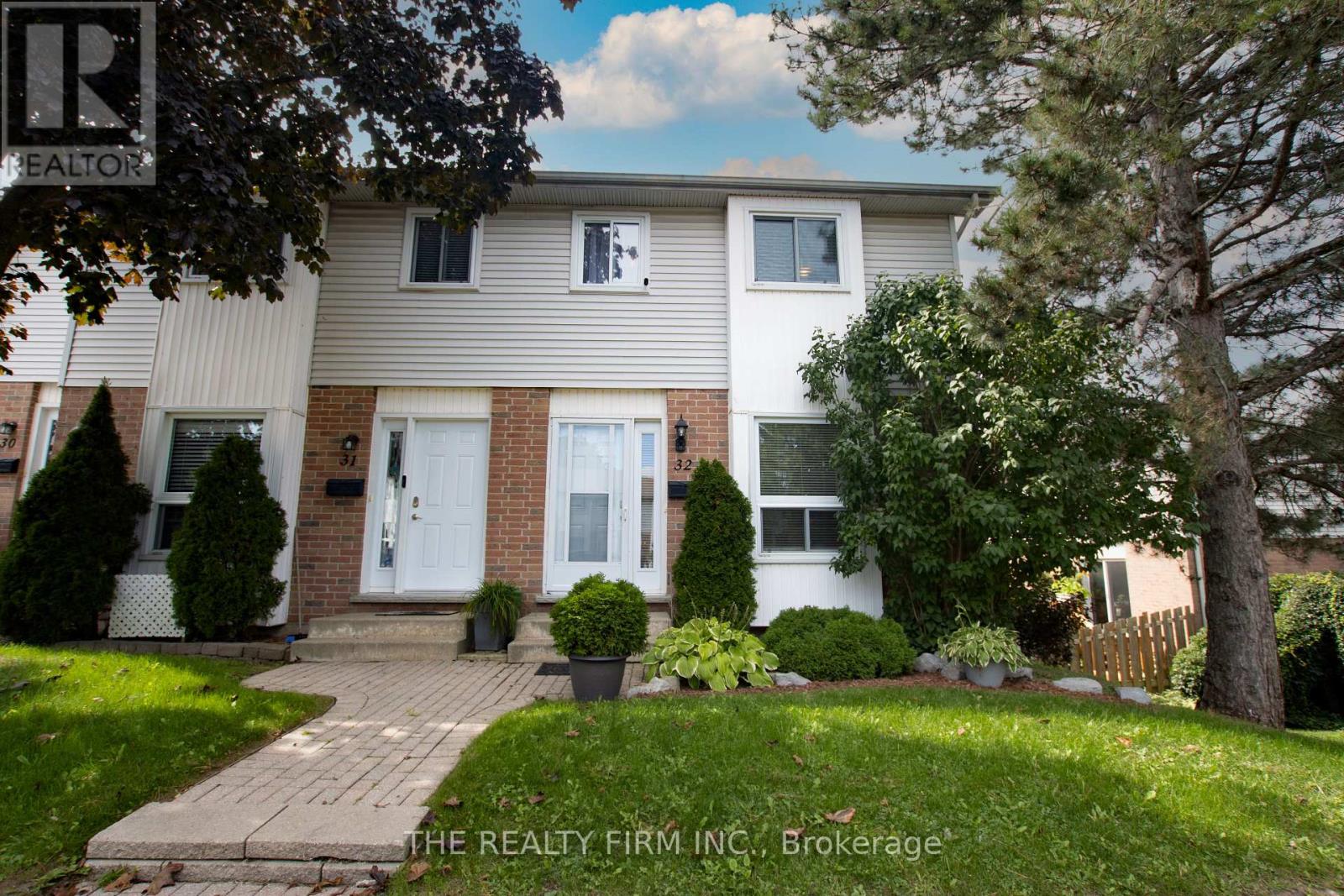 32 - 110 DEVERON CRESCENT, London South (South T)