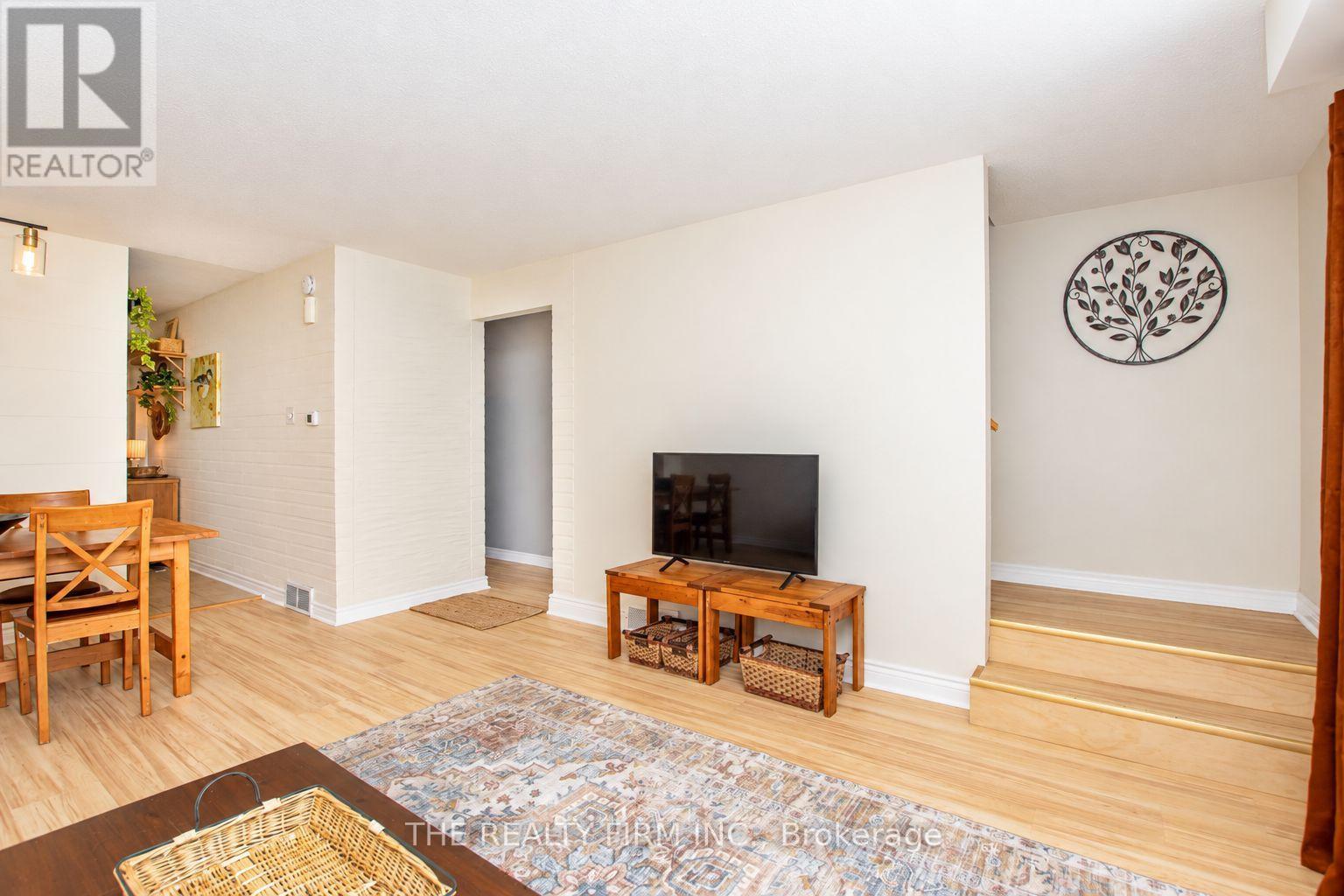 32 - 110 DEVERON CRESCENT, London South (South T) — photo 8