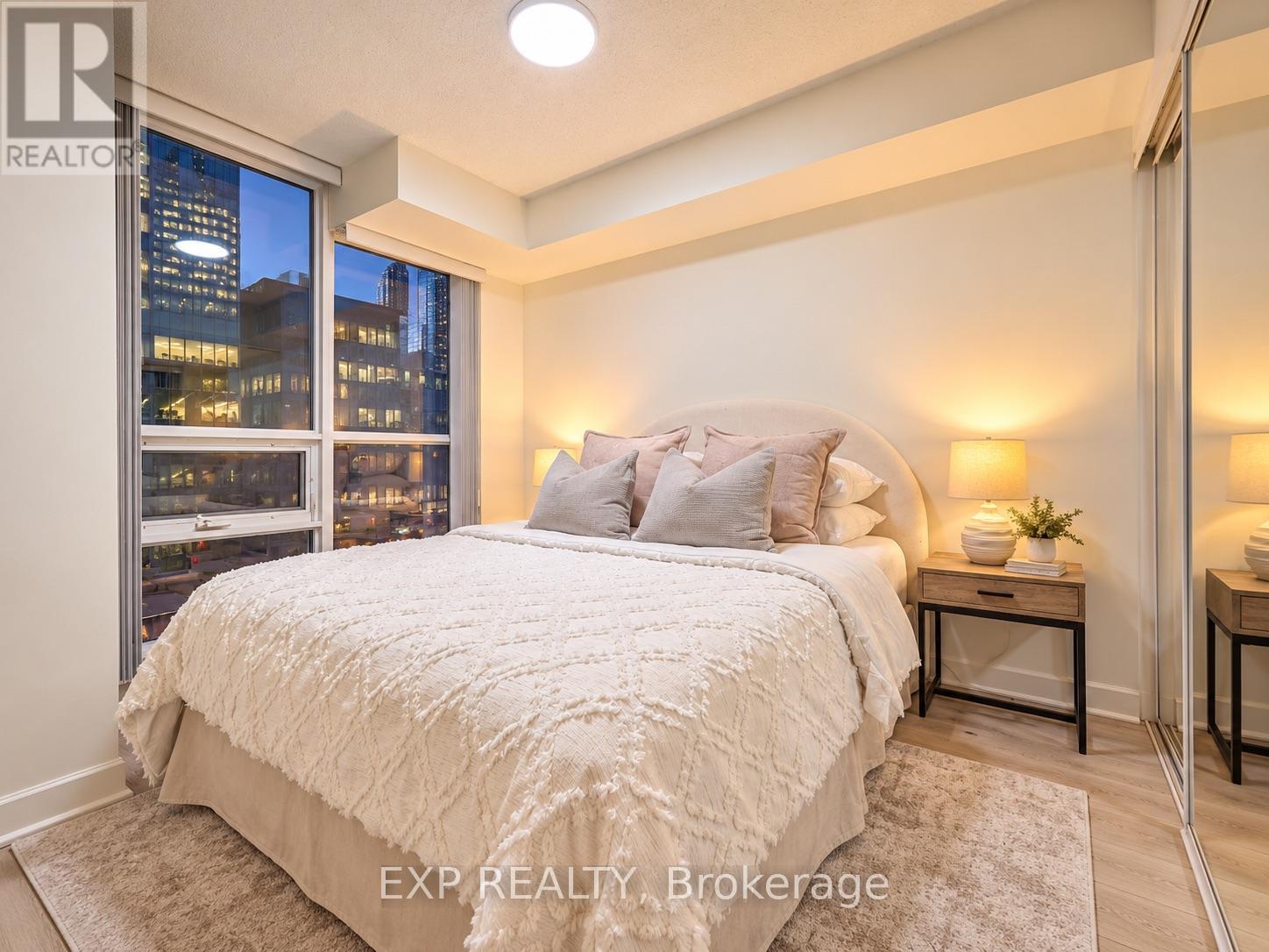 #703 18 HARBOUR STREET - 14