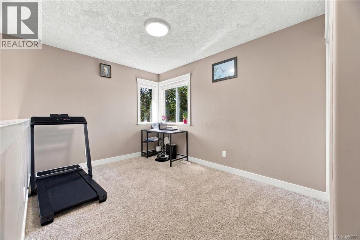 #11 3205 Gibbins Rd - 32