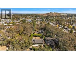 3615 Doncaster Dr, Saanich, BC V8P3W5 Photo 38