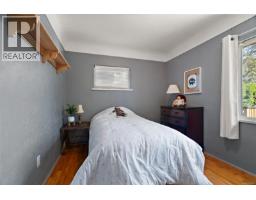 Primary Bedroom - 3615 Doncaster Dr, Saanich, BC V8P3W5 Photo 9