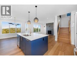 5pc Bathroom - 463 Rivercrest View, Cochrane, AB T4C3C7 Photo 10