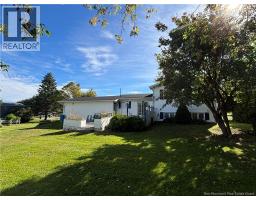 Bath (# pieces 1-6) - 28 Carr St, Belledune, NB E8G1Y6 Photo 8
