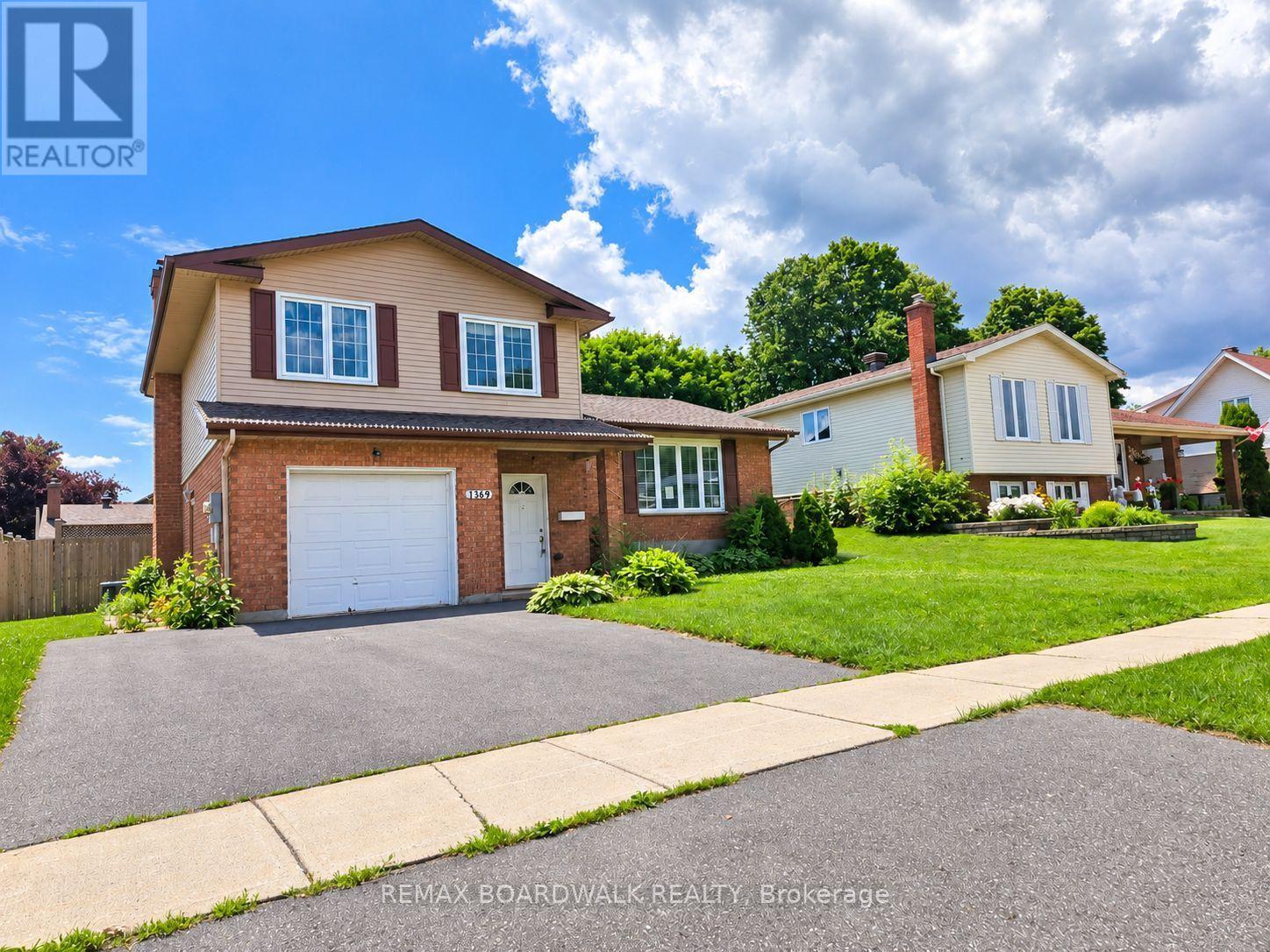 1369 LOCHIEL STREET - 1