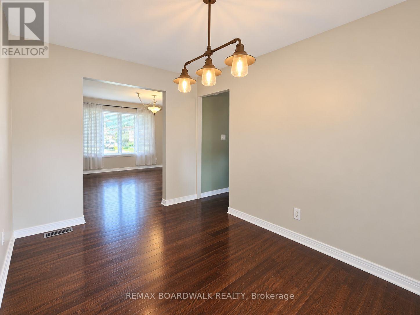 1369 LOCHIEL STREET - 11