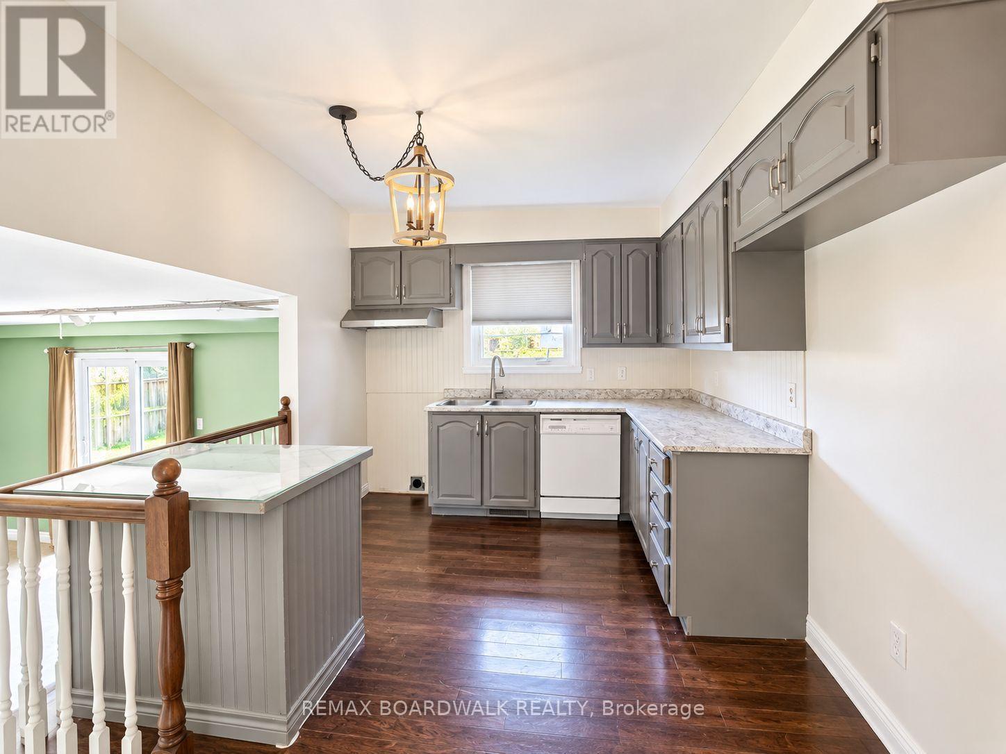 1369 LOCHIEL STREET - 12