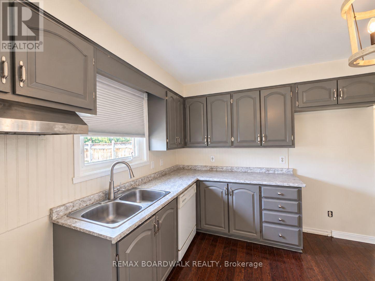 1369 LOCHIEL STREET - 13
