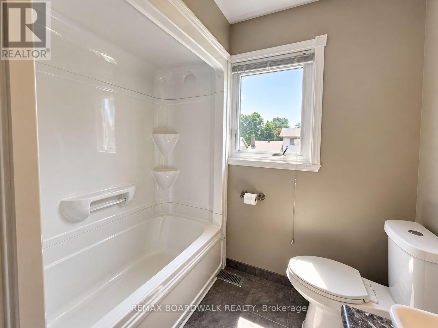 1369 LOCHIEL STREET - 17