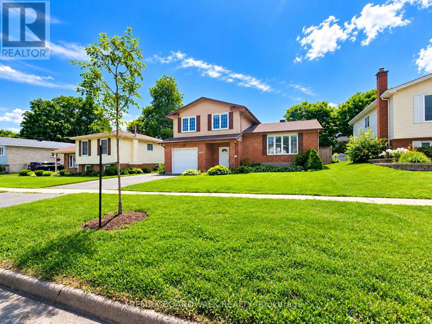 1369 LOCHIEL STREET - 2