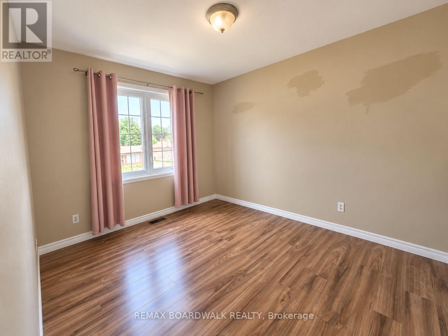 1369 LOCHIEL STREET - 20