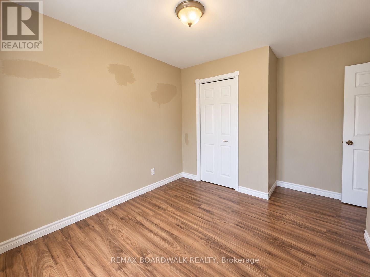 1369 LOCHIEL STREET - 21