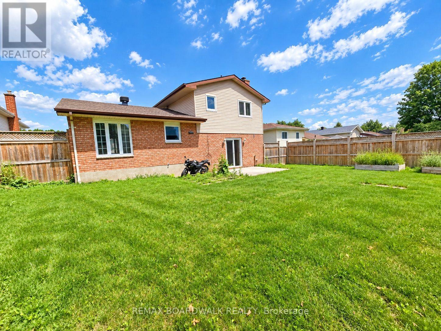 1369 LOCHIEL STREET - 24