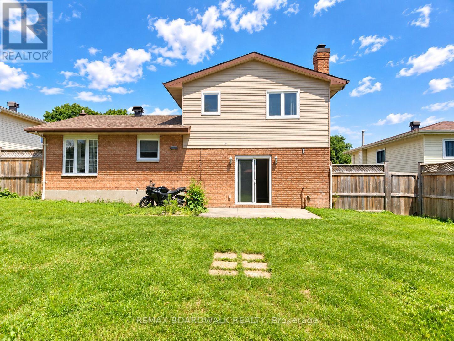 1369 LOCHIEL STREET - 25