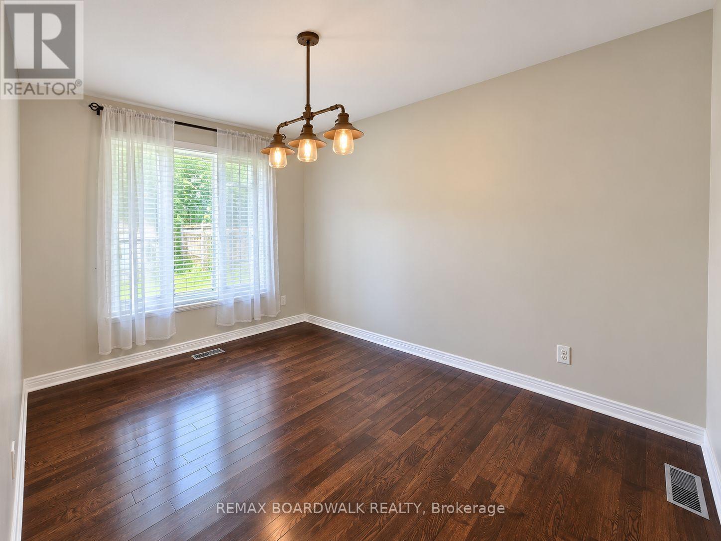 1369 LOCHIEL STREET - 9
