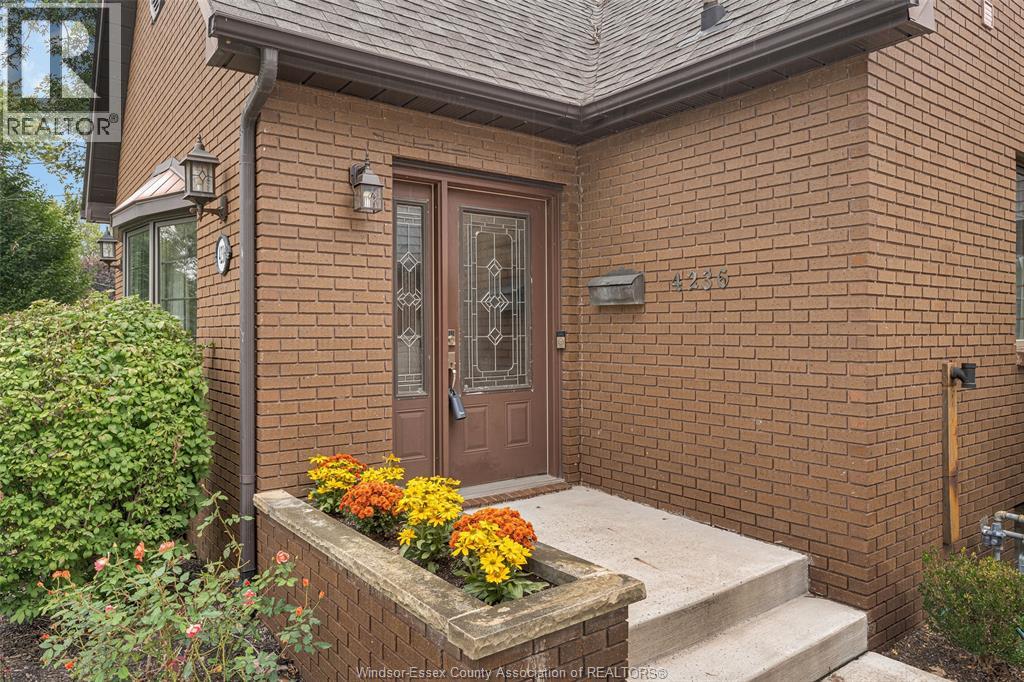 4236 ROSELAND DRIVE East - 5