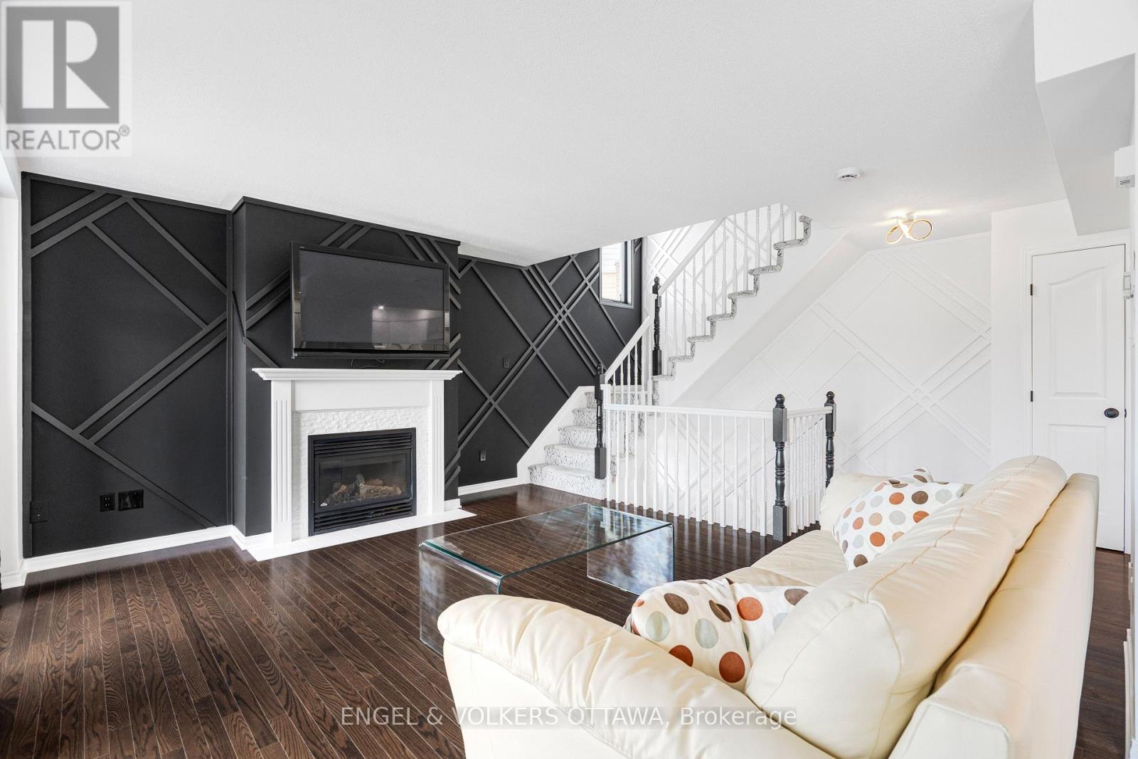 290 CITIPLACE DRIVE N - 11