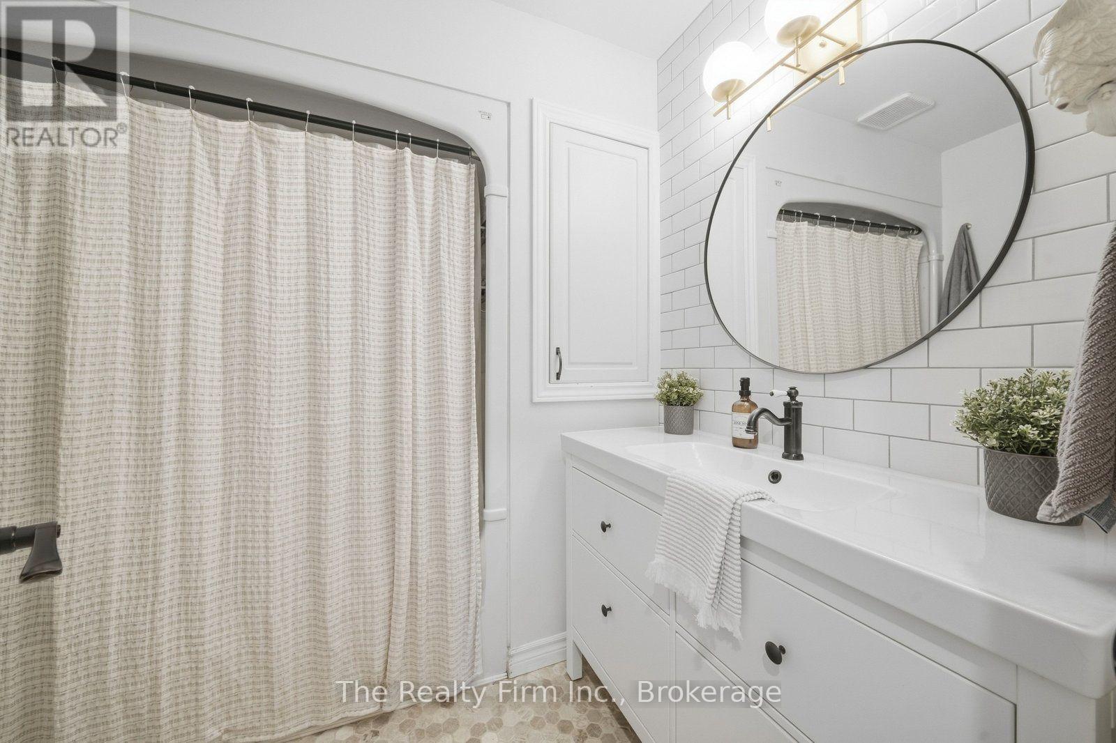 760 GLADSTONE DRIVE - 17