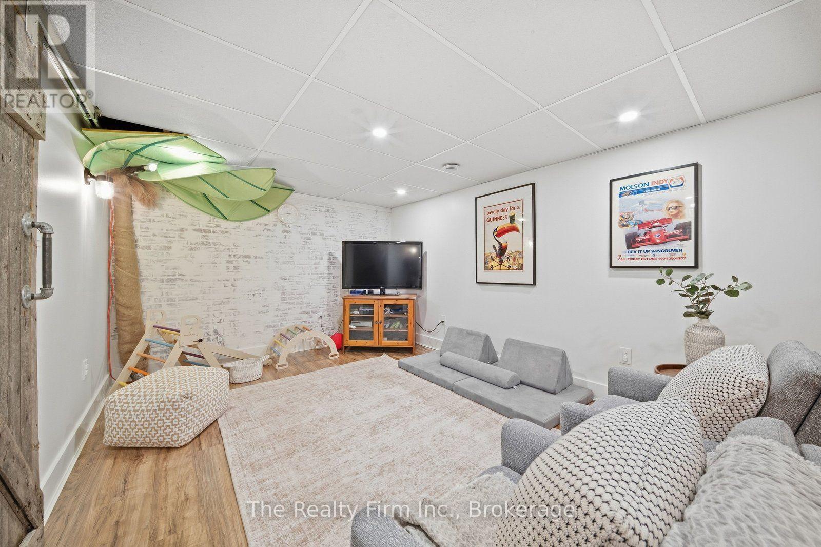 760 GLADSTONE DRIVE - 22