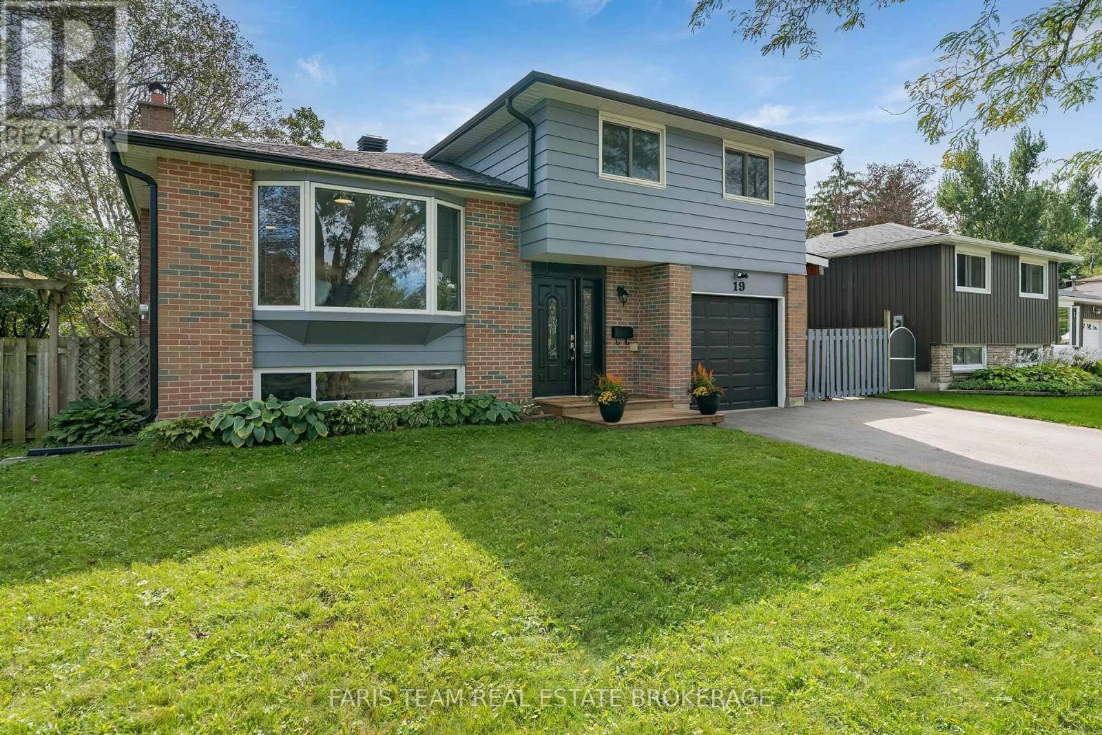 19 Colleen Avenue, Barrie (Grove East), Ontario, L4M2M9, Barrie (Grove East), Ontario — photo 2 of 5