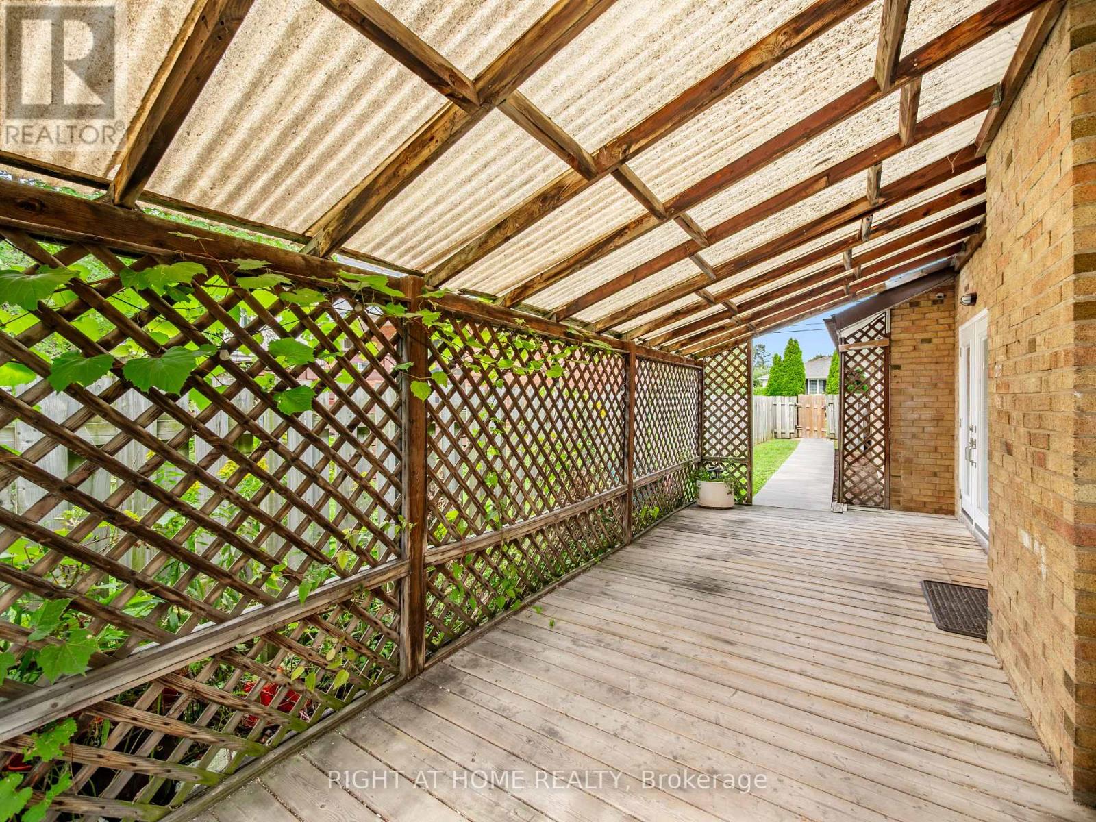2 LEAVENWORTH CRESCENT - 29