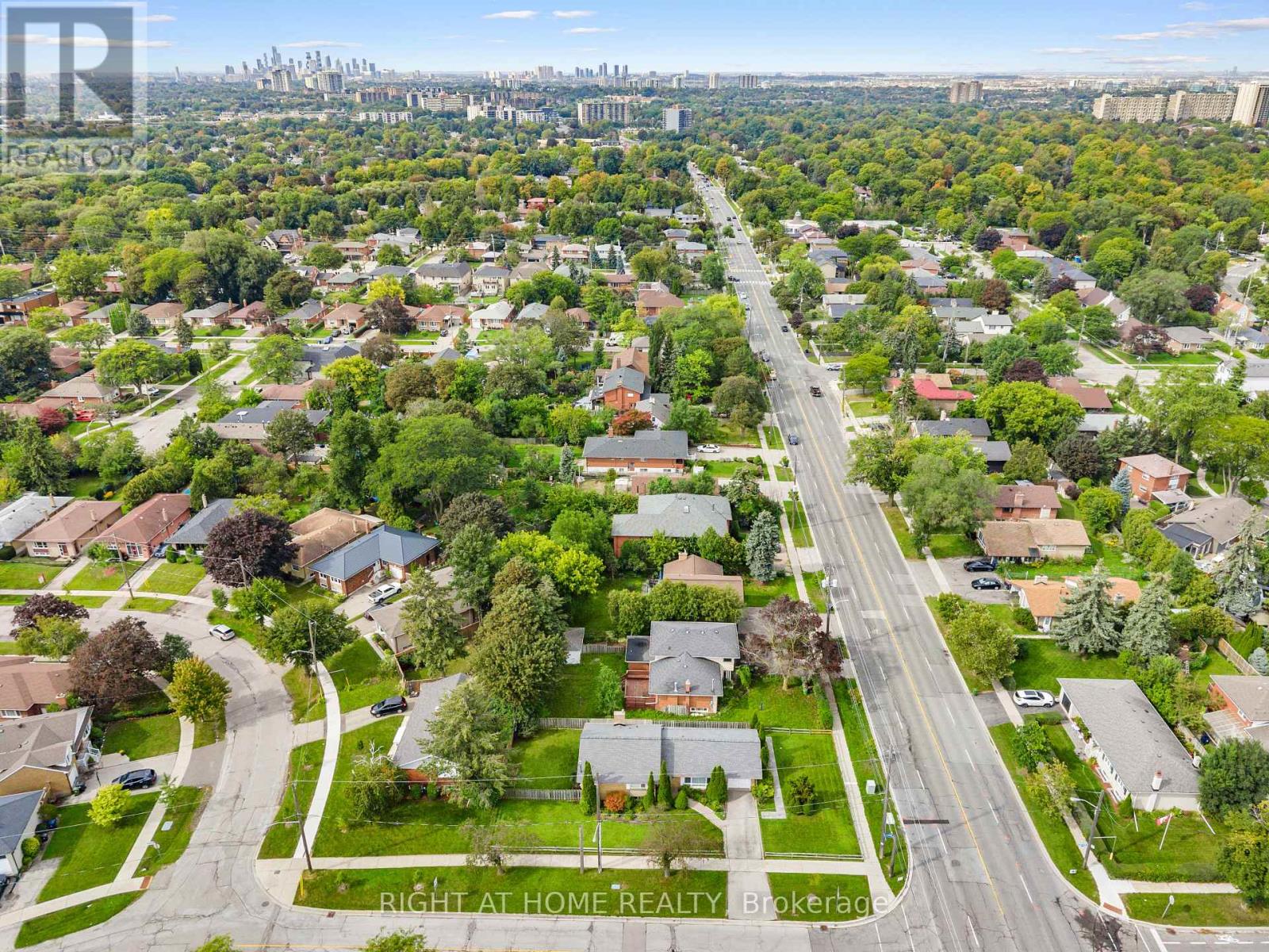 2 LEAVENWORTH CRESCENT - 32