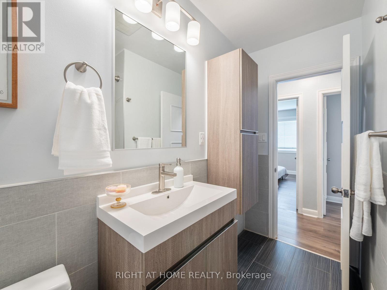 2 LEAVENWORTH CRESCENT - 20
