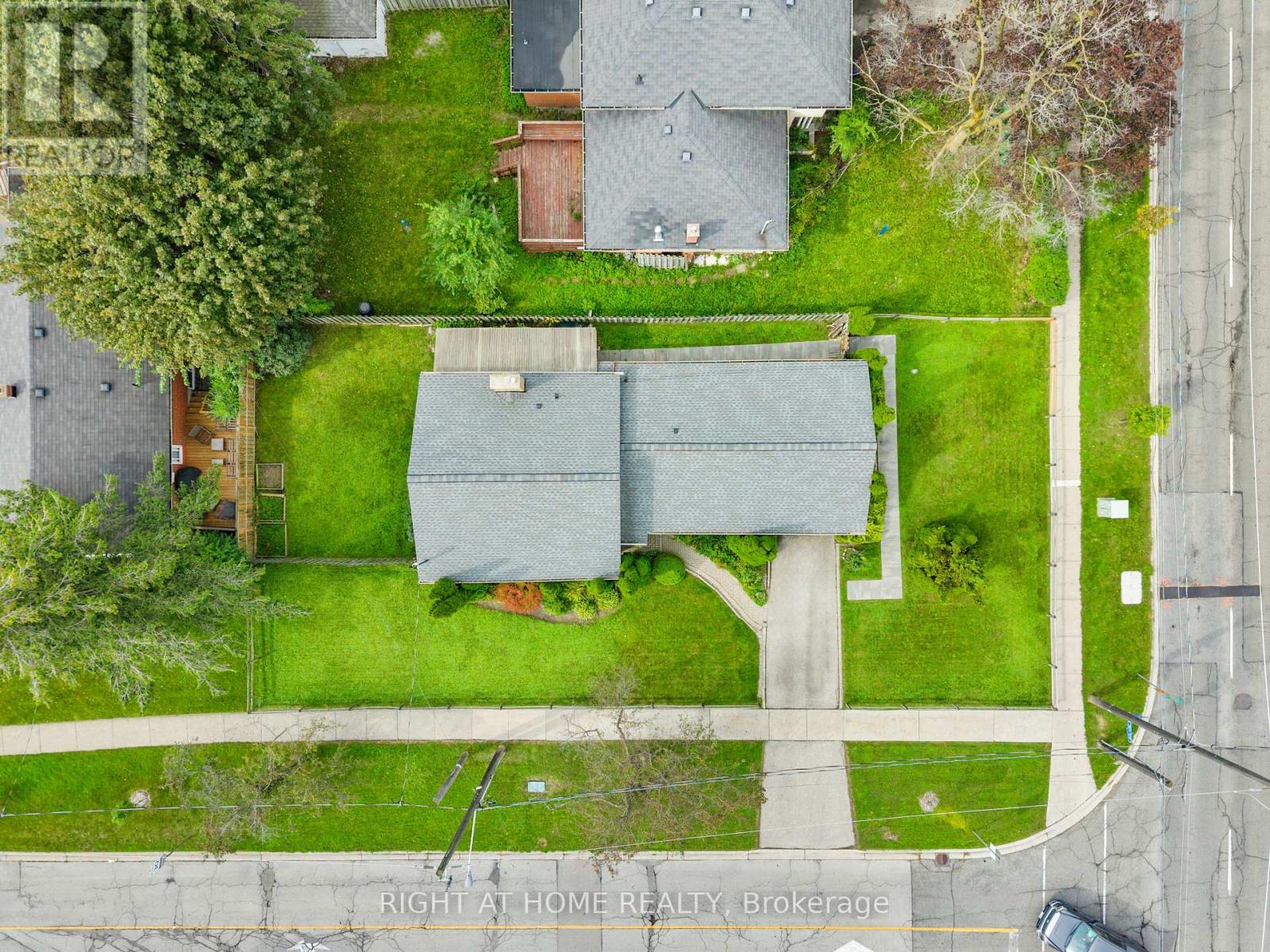 2 LEAVENWORTH CRESCENT - 33