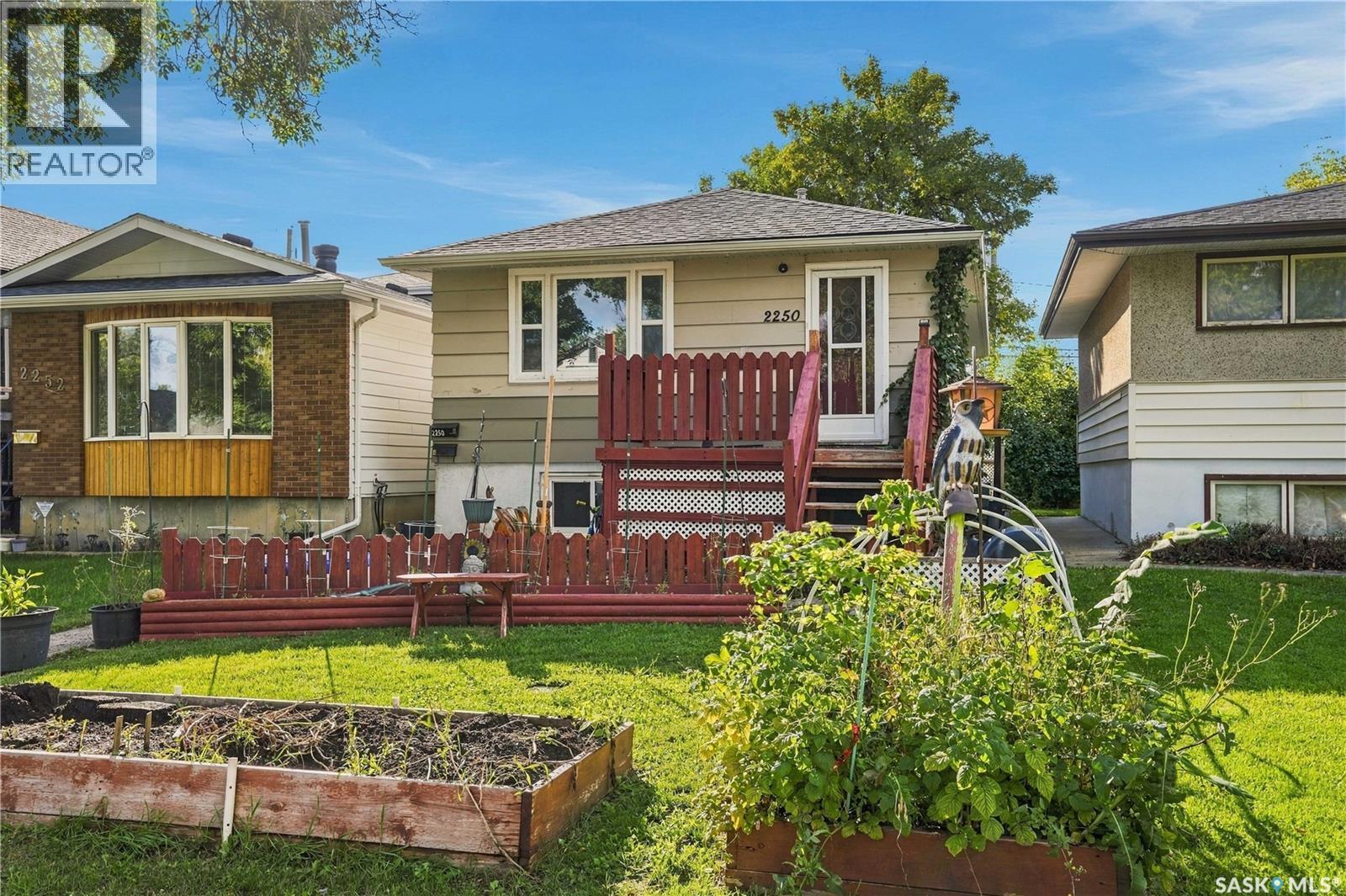 2250 MacKay STREET, Regina — photo 2