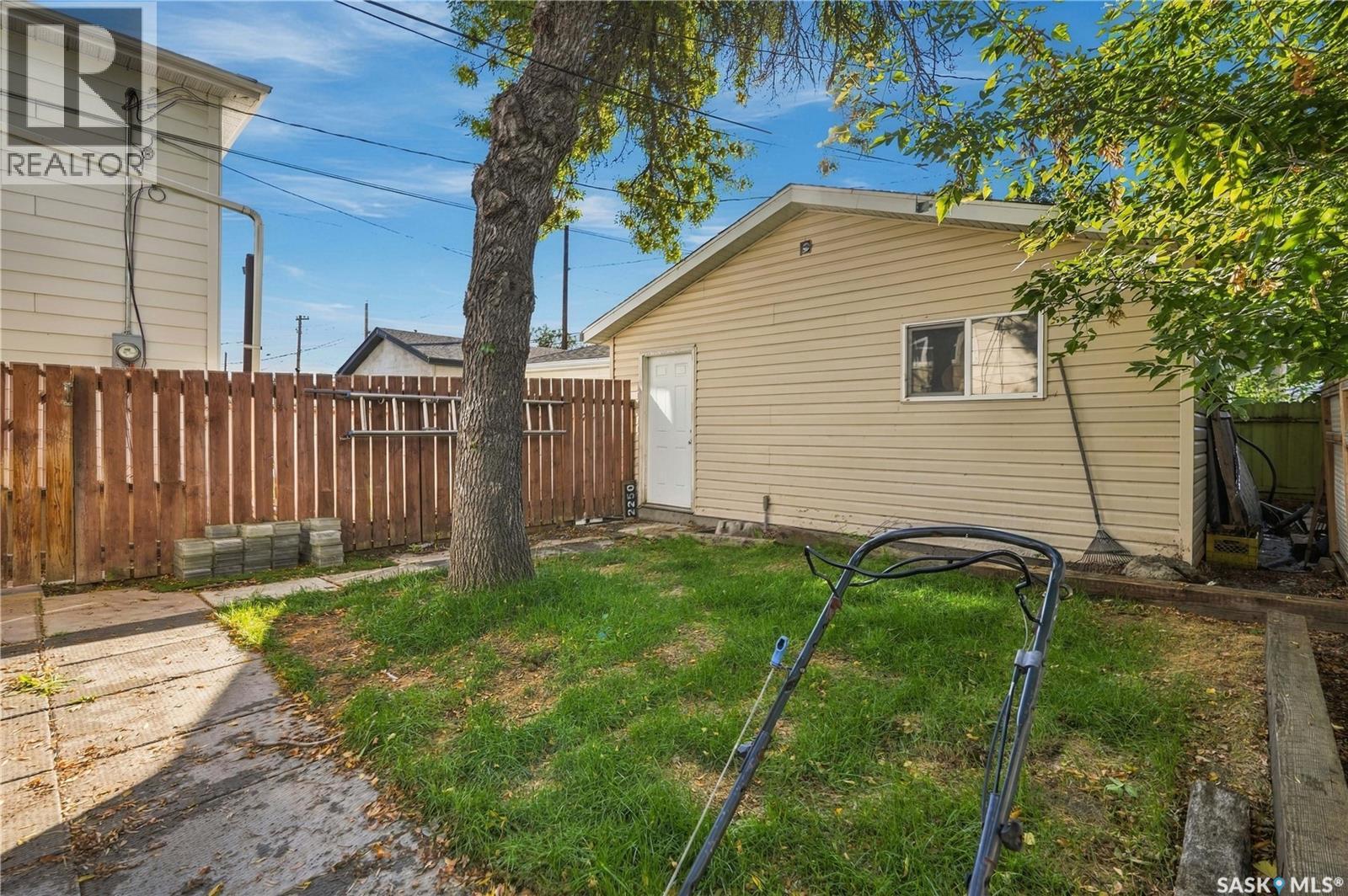 2250 MacKay STREET - 38