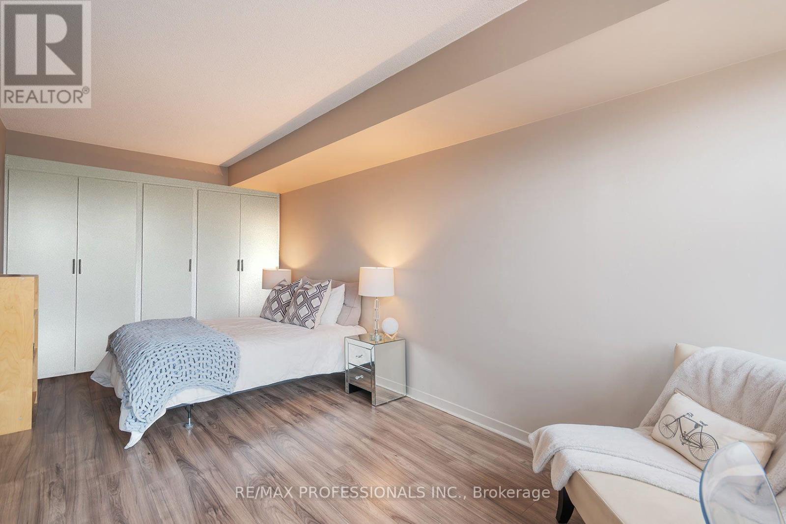 #704 1040 THE QUEENSWAY - Image 29